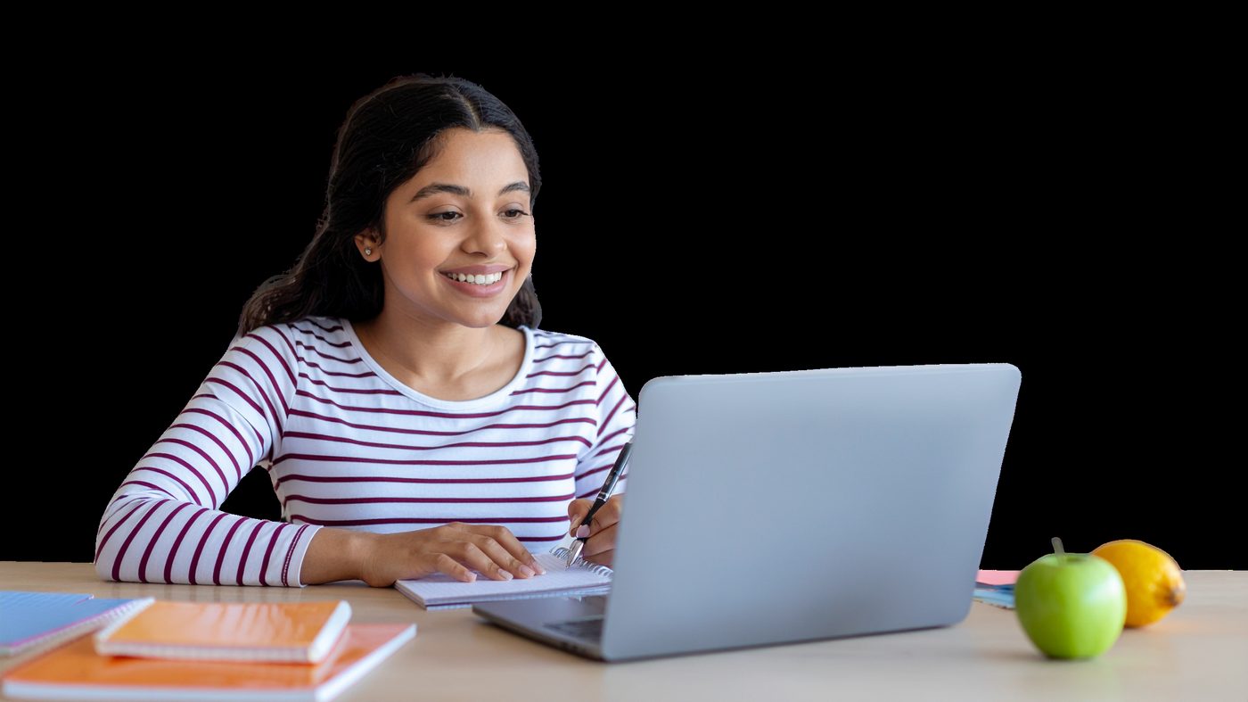 Alumna sonriendo durante su clase en vivo